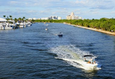 Fort Lauderdale, Florida, ABD - 18 Kasım 2018 Koydan geçen teknelerin manzarası