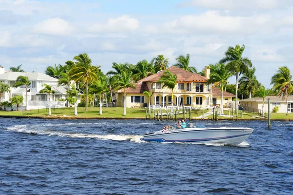 Cape Coral, Florida, ABD - 3 Aralık 2018 Körfez kenarındaki tekne ve sahil evi manzarası