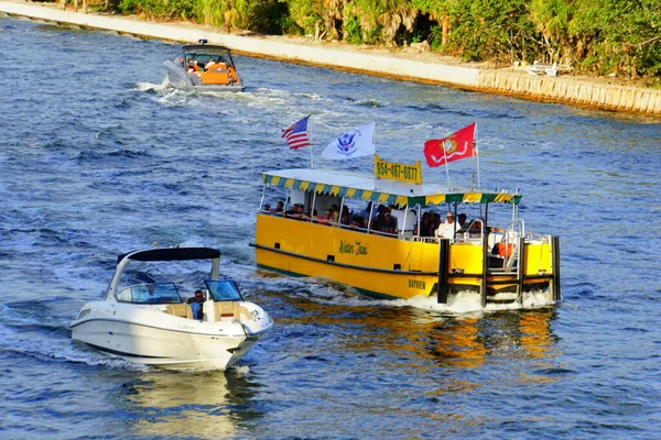 美国佛罗里达州劳德代尔堡 Fort Lauderdale 2018年11月18日 Bayview Watertaxi与游客与其他船只在运河上巡航 — 图库照片