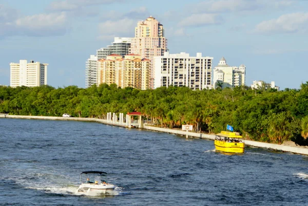 Fort Lauderdale Florida November 2018 View Waterfront Apartments Boats Passing — Stock Photo, Image
