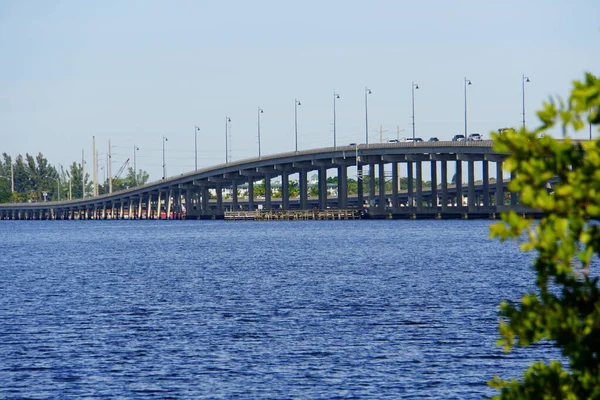 Punta Gorda, Florida, ABD yakınlarındaki Gilchrist Köprüsü manzaralı.