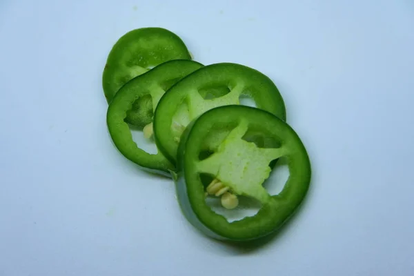 Кусочки Зеленого Перца Халапеньо Белом Изолированном Фоне — стоковое фото
