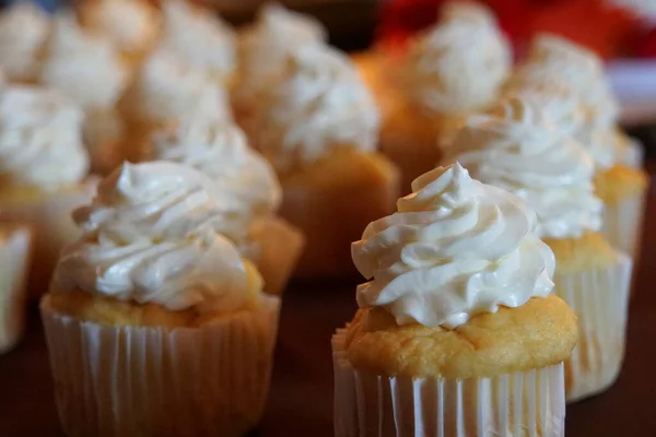 Primer Plano Los Cupcakes Sabor Vainilla Con Glaseado Blanco — Foto de Stock