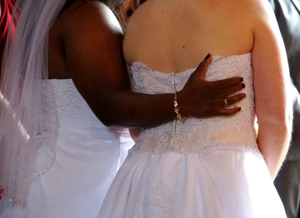 Matrimonio Mixto Dos Colores Diferentes Novias Blancas Negras —  Fotos de Stock