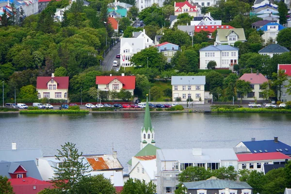 冰岛雷克雅未克 2019年6月20日 夏季城市五彩斑斓的建筑 住宅区和街道的空中景观 — 图库照片