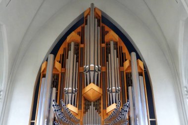 Reykjavik, İzlanda - 20 Haziran 2019 Hallgrimskirkja Kilisesi 'ndeki organ boruları