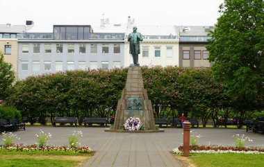 Reykjavik, İzlanda - 20 Haziran 2019 - Austurvllur parkı yakınlarındaki Jon Sigurdsson heykeli