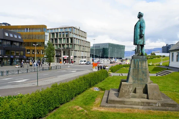 Reykjavik Izland 2019 Június Szobor Épületek Forgalom Látképe Utcán Nyáron — Stock Fotó