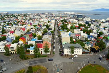 Reykjavik, İzlanda yakınlarındaki şehir sokaklarının ve renkli binaların havadan görünüşü