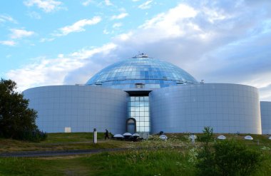 Reykjavik, İzlanda - 21 Haziran 2019 - Perlan manzarası, şehrin ünlü gözlemevi ve sergi merkezi