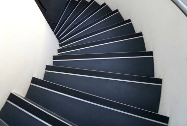 Roma alfabesi ve kabartma harflerle asansör düğmelerine dokunan bir parmak.