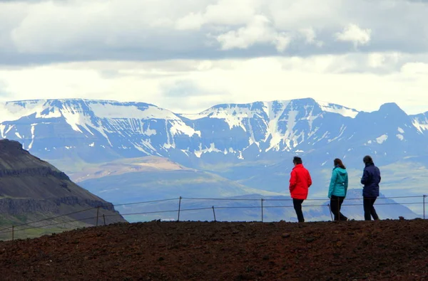 アイスランド 2019年6月22日 夏の間 グラボッククレーターの近くの雪の山の景色を楽しむ人々 — ストック写真