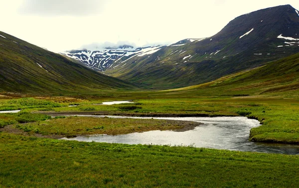 Widok Częściowo Zaśnieżonych Gór Potoku Wzdłuż Obwodnicy Lecie Pobliżu Hedinsfjordur — Zdjęcie stockowe