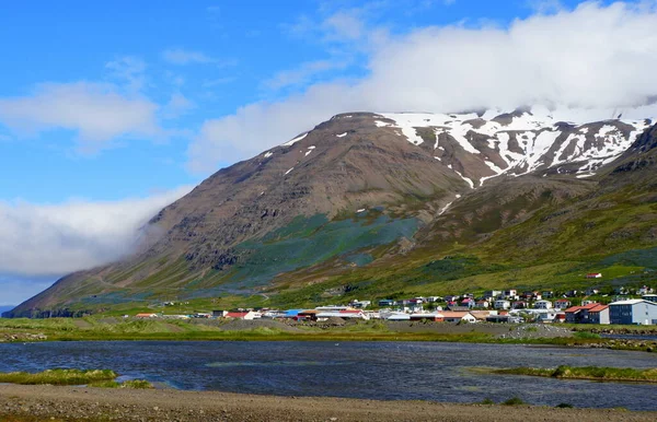 Kilátás Gyönyörű Város Kilátással Részben Havas Hegy Kék Fjord Nyáron — Stock Fotó