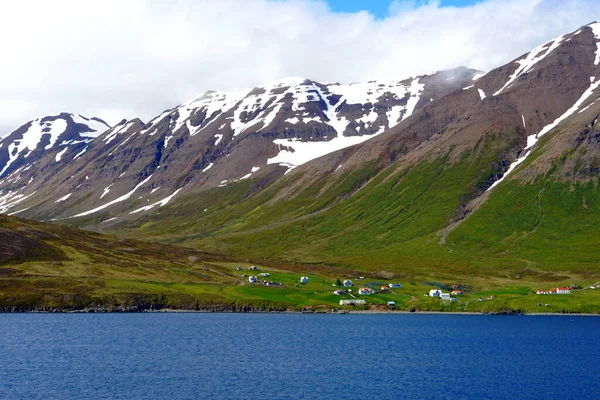 Spektakularny Widok Częściowo Pokrytą Śnieżną Górę Wzdłuż Fiordu Pobliżu Olafsfjordur — Zdjęcie stockowe