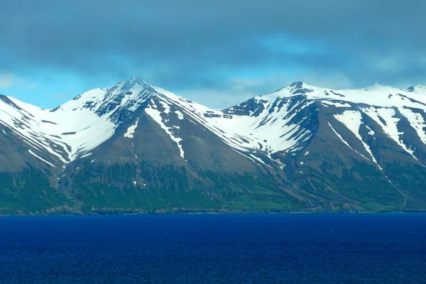アイスランドのOlafsfjordur近くの夏の雪の山と青いフィヨルドの景色 — ストック写真
