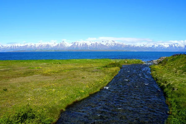 Vista Hermoso Arroyo Azul Con Vistas Montaña Parcialmente Cubierta Nieve — Foto de Stock