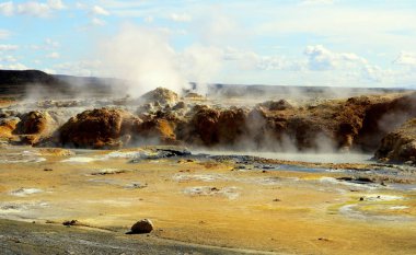 İzlanda 'daki Myvatn Gölü yakınlarındaki Namafjall Hver jeotermal alanındaki sigara ve kaynamış çamur kaplarının manzarası