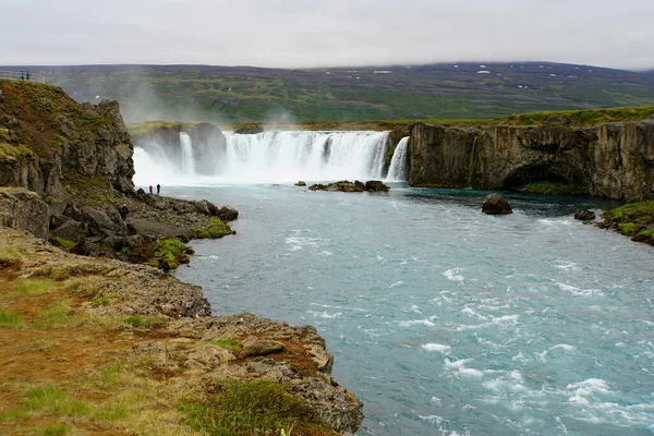 夏天冰岛戈达福斯美丽的蓝色瀑布 — 图库照片