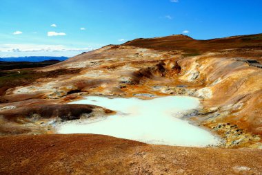 Yazın İzlanda, Krafla Lava Field yakınlarındaki jeotermal kaplıcaların manzarası