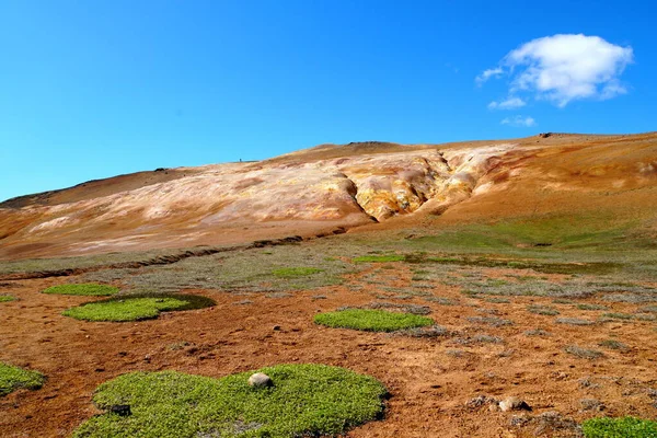 Vista Das Montanhas Coloridas Vegetação Verde Redor Krafla Lava Field — Fotografia de Stock