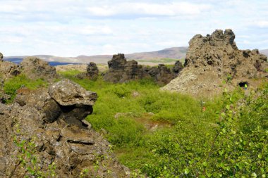 İzlanda, Myvatn Gölü yakınlarındaki Dimmuborgir Lav oluşumlarındaki eşsiz kaya yapısının görüntüsü