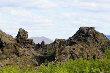 Yazın İzlanda, Myvatn Gölü yakınlarındaki Dimmuborgir Lav oluşumlarındaki eşsiz kaya yapısının görüntüsü