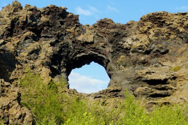 İzlanda, Myvatn Gölü yakınlarındaki eşsiz kaya yapısı ve Dimmuborgir Lav oluşumları mağarası.