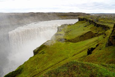 Yaz boyunca Kuzeydoğu İzlanda 'daki Vatnajokull Ulusal Parkı' nda bir şelale olan Dettifoss 'un güzel manzarası