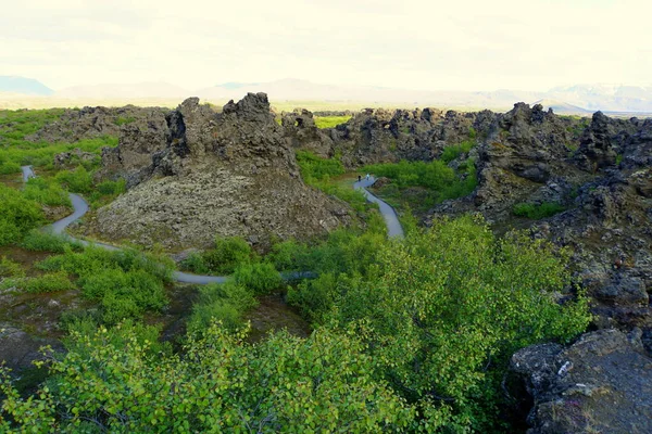 Pohled Pěší Stezku Podél Unikátní Skalní Stavby Dimmuborgir Lava Formations — Stock fotografie