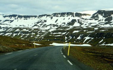 92. Otoyol 'da Seydisfjordur, İzlanda' ya doğru kısmen karlı bir alanın manzarası