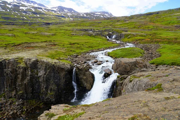 Vackra Vattenfall Berget Nära Seydisfjordur Island Sommaren — Stockfoto