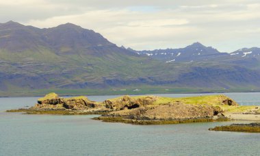 Yazın doğu fiyortları, İzlanda yakınlarındaki kayalıkların ve okyanus oluşumlarının manzarası