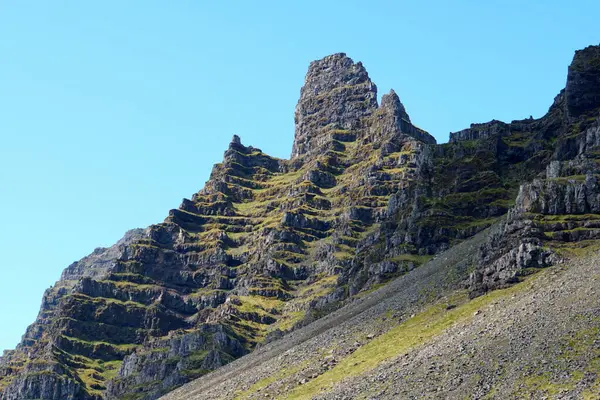 Gyönyörű Kőzetképződmények Hegyek Tetején Kelet Fjordok Közelében Izlandon Nyáron — Stock Fotó