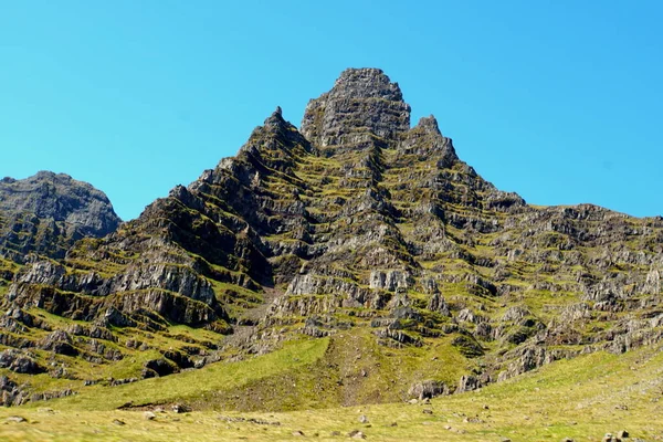 Hermosa Capa Formaciones Rocosas Cima Las Montañas Cerca East Fjords — Foto de Stock