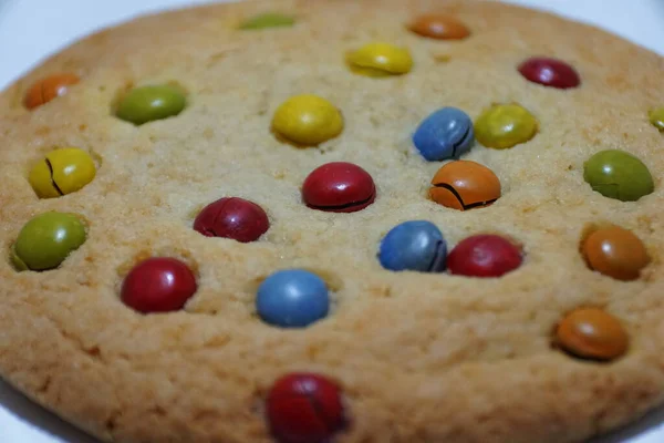 Gros Plan Biscuit Brun Avec Des Bonbons Chocolat Lait Colorés — Photo