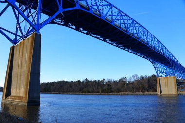 Middletown, Delaware, ABD yakınlarındaki Chesapeake Kanalı üzerindeki zirve köprüsünün manzarası.