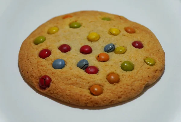 Biscuit Brun Avec Des Bonbons Chocolat Lait Coloré Sur Fond — Photo