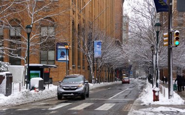 Philadelphia, Pennsylvania, ABD - 2 Şubat 2021 Kentteki kar fırtınasından sonra kaygan ve buzlu yoldaki trafik
