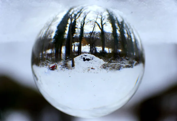 Όμορφο Χιονισμένο Τοπίο Συλλαμβάνεται Μέσα Από Μια Κρυστάλλινη Μπάλα Φακού — Φωτογραφία Αρχείου