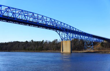 Middletown, Delaware, ABD yakınlarındaki Chesapeake Kanalı üzerindeki zirve köprüsünün manzarası.