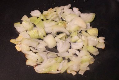 Sobanın içindeki kızgın yağda sotelenmiş sarı soğan.