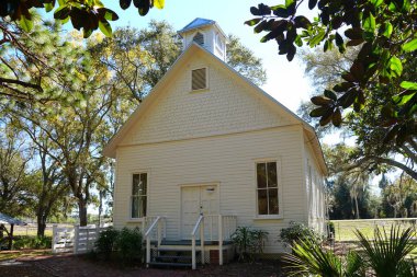 Largo, Florida, ABD - 21 Şubat 2021 - Heritage Village yakınlarında beyaz bir kilise