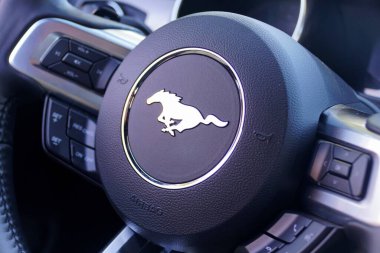St Petersburg, Florida, ABD - 16 Şubat 2021 Yepyeni Ford Mustang spor arabasının dümeni