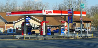 Pennsburg, Pennsylvania, ABD - 12 Nisan 2021 Güneşli bir günde Exxon benzin istasyonu