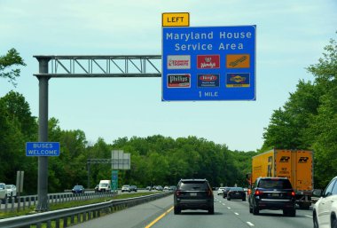 Aberdeen, Maryland, ABD - 17 Mayıs 2021 Güney Otoyolu 'ndaki trafik ve Maryland House Service Area çıkışına yakın.
