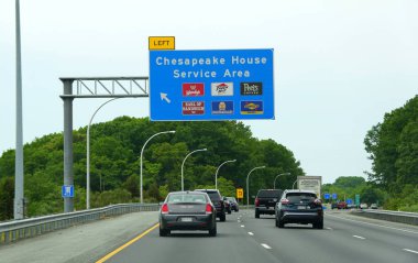 Kuzey Doğu, Maryland, ABD - 17 Mayıs 2021 Otoyoldaki trafik 95 Güney ve Chesapeake House Service Area çıkışına yakın.