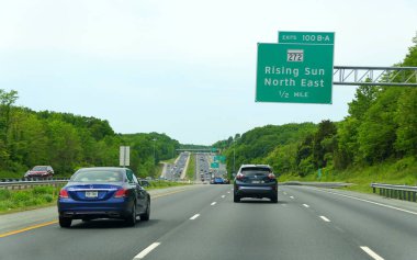 Perryville, Maryland, ABD - 17 Mayıs 2021 Otoyoldaki trafik 95 nolu karayolu ve Rising Sun ve Kuzey Doğu çıkışları