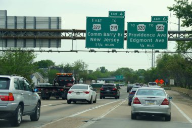 Chester, Pennsylvania, ABD - 17 Mayıs 2021 Delaware 'e doğru 95 numaralı otoyolda trafik sıkışık.