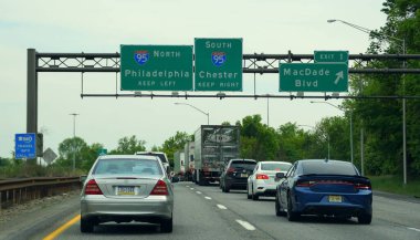 Medya, Pensilvanya, ABD - 17 Mayıs 2021 - 476 Güney otoyolunda trafik yoğun Philadelphia ve Chester 'a doğru I-95 yolları var